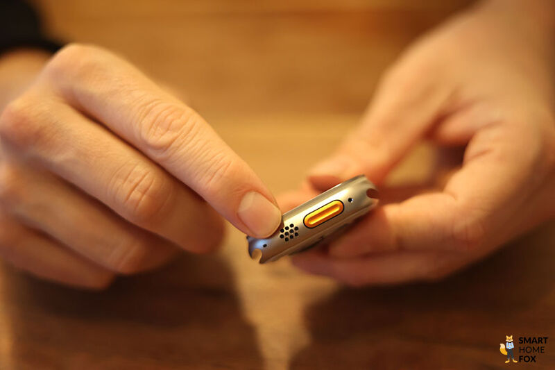 Динамик и кнопка действия Apple Watch Ultra.